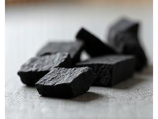 紀州備長炭の美しい黒と光沢、そして特有のひび割れが見えるクローズアップ。